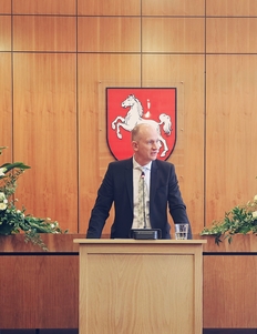 Jan-Michael Seidel hält eine Rede bei seiner feierlichen Amtseinführung als Präsident des Landgerichts Hildesheim