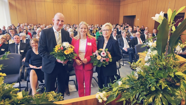 Justizministerin Dr. Kathrin Wahlmann führt Jan-Michael Seidel in sein neues Amt als Präsidenten des Landgerichts Hildesheim ein und verabschiedet Dr. Knüllig-Dingeldey