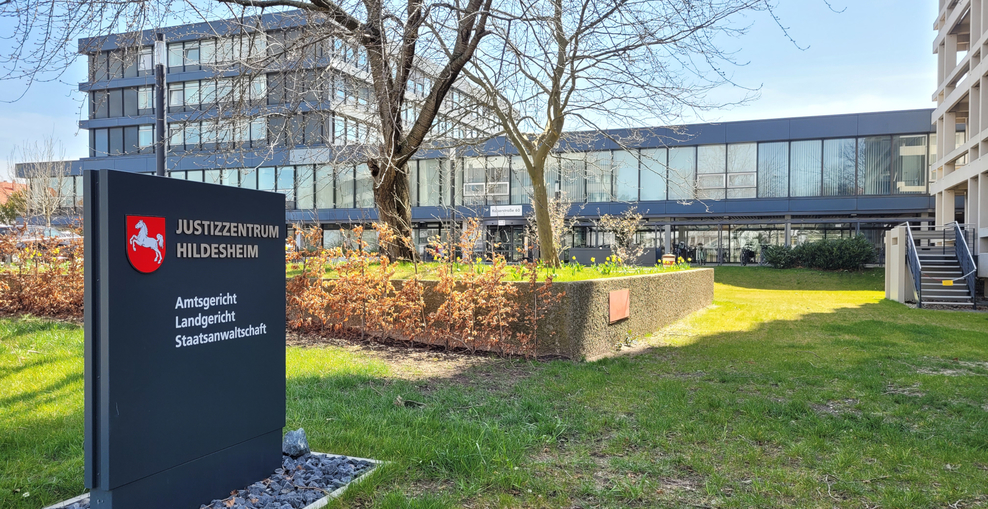 Justizzentrum Hildesheim im Frühling
