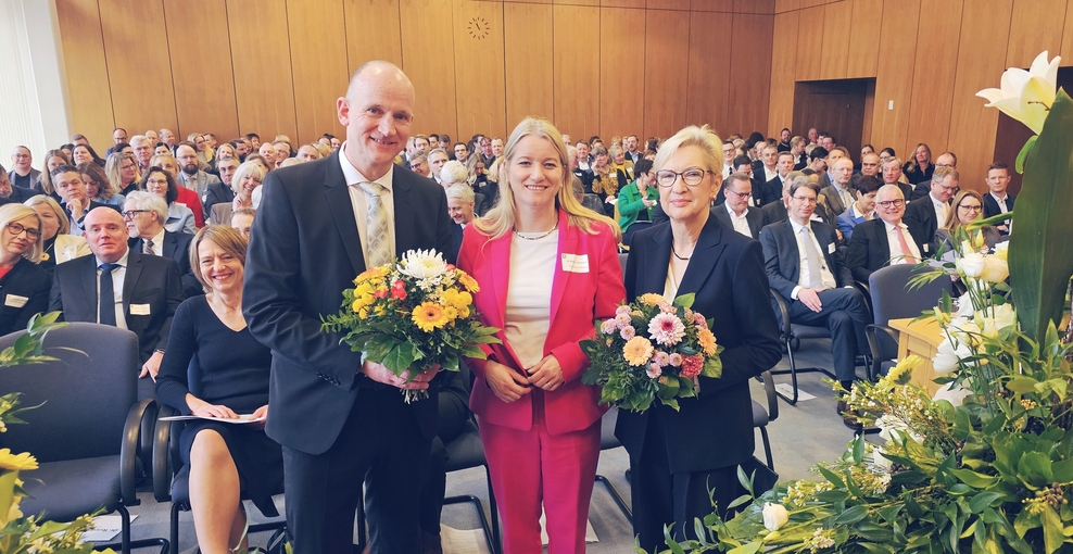 Justizministerin Dr. Kathrin Wahlmann führt Jan-Michael Seidel in sein neues Amt als Präsidenten des Landgerichts Hildesheim ein und verabschiedet Dr. Knüllig-Dingeldey