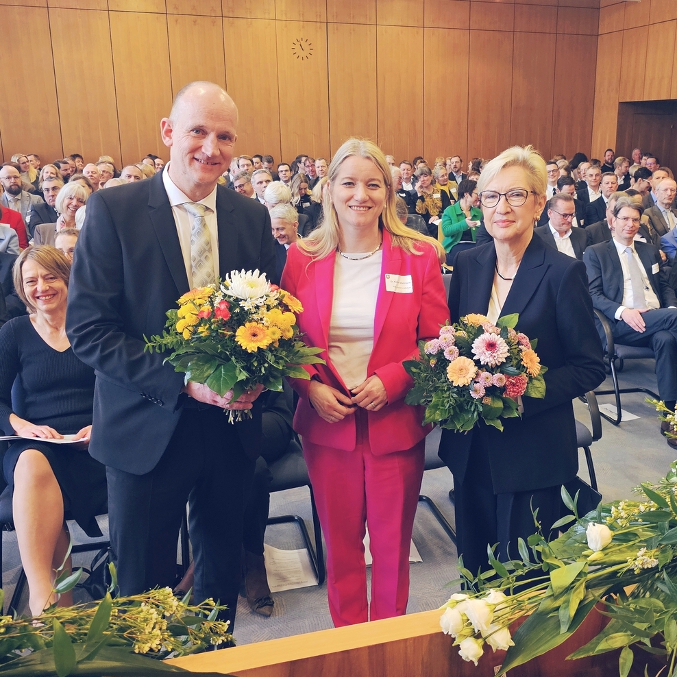 Justizministerin Dr. Kathrin Wahlmann führt Jan-Michael Seidel in sein neues Amt als Präsidenten des Landgerichts Hildesheim ein und verabschiedet Dr. Knüllig-Dingeldey